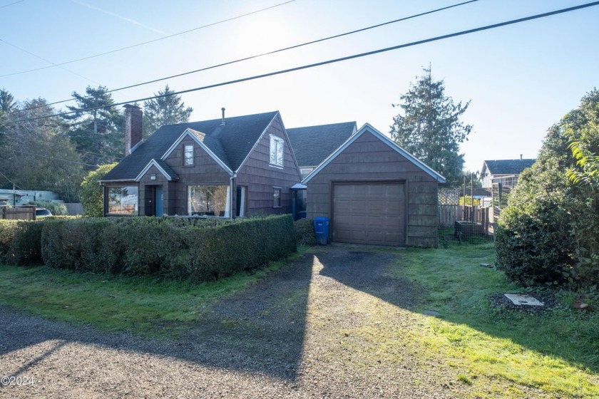 Charming Lake View Home with Endless Potential!Nestled in a - Beach Home for sale in Lincoln City, Oregon on Beachhouse.com