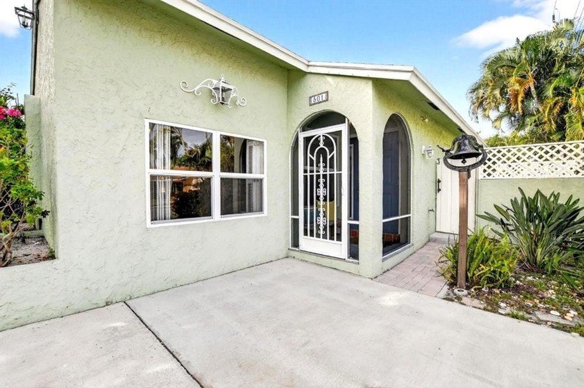 East Boca Raton- Boca Vista NO HOA! Investor-friendly-rent right - Beach Home for sale in Boca Raton, Florida on Beachhouse.com