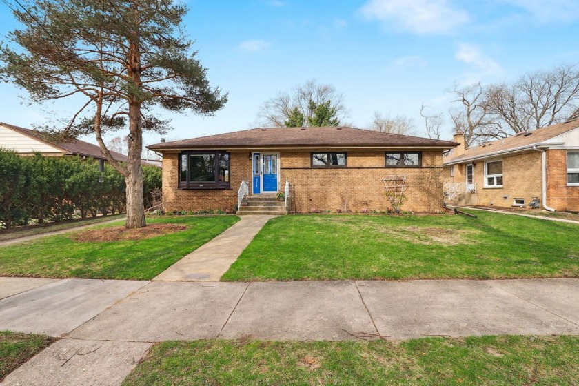 Charming 3+1 Bed / 3 Bath Ranch in the Heart of the Highlands! - Beach Home for sale in Skokie, Illinois on Beachhouse.com