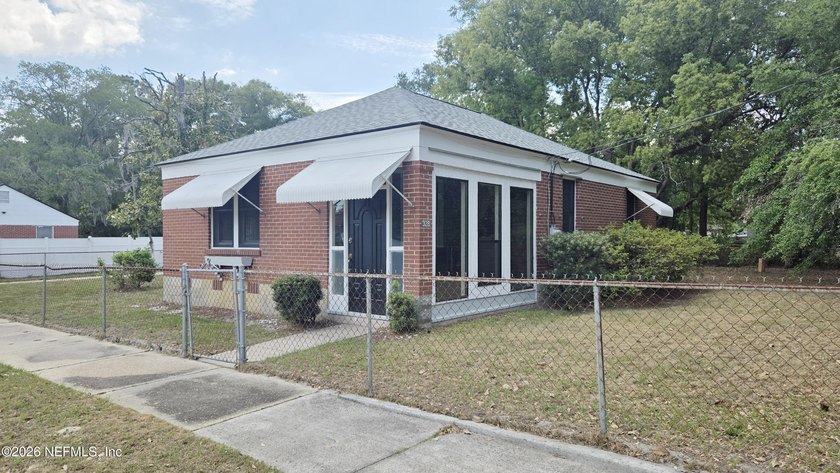 328 E 48th Street presents a well-maintained and thoughtfully - Beach Home for sale in Jacksonville, Florida on Beachhouse.com