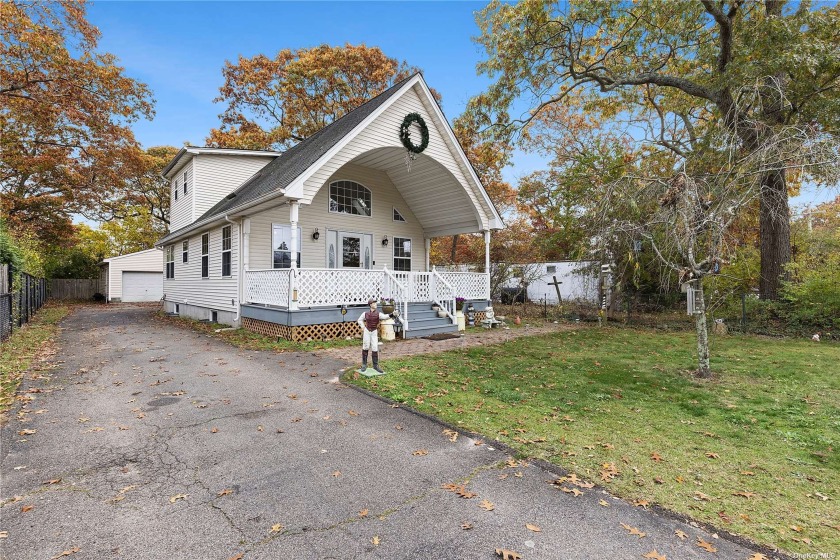 Introducing this turnkey 2 bedroom and 2 baths with open-style - Beach Home for sale in Riverhead, New York on Beachhouse.com