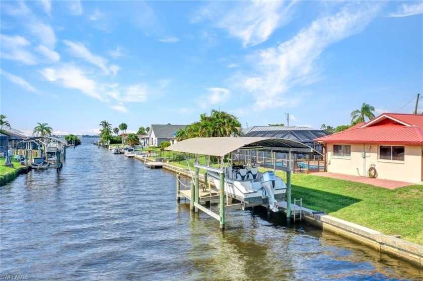 LOCATION LOCATION! Welcome to your waterfront oasis! This - Beach Home for sale in North Fort Myers, Florida on Beachhouse.com