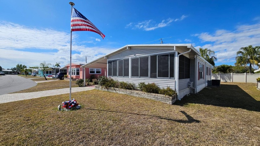 Amazing Value - Priced to Sell!  This charming and - Beach Home for sale in Punta Gorda, Florida on Beachhouse.com