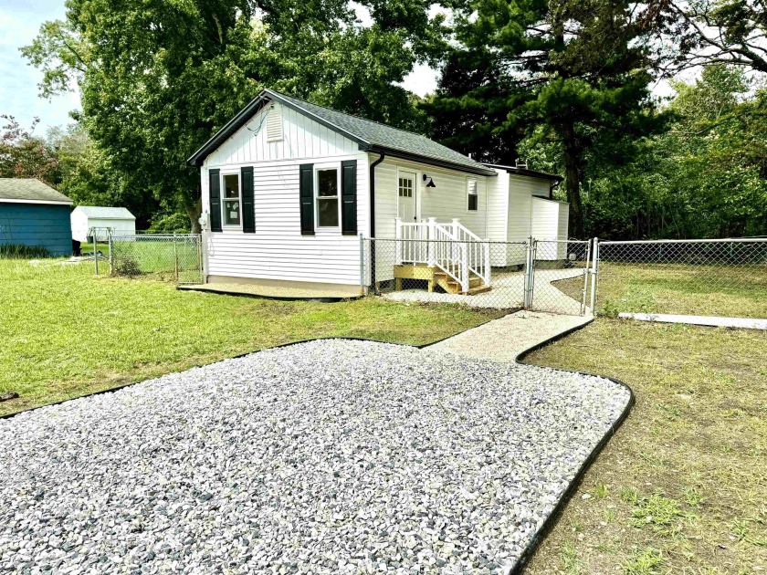 Welcome to this charming bayside cottage, nestled in the - Beach Home for sale in Villas, New Jersey on Beachhouse.com