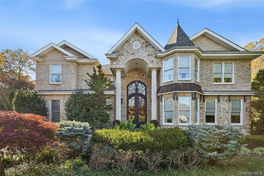 Located on a quiet cul-de-sac in Oyster Bay, this stately - Beach Home for sale in Oyster Bay, New York on Beachhouse.com