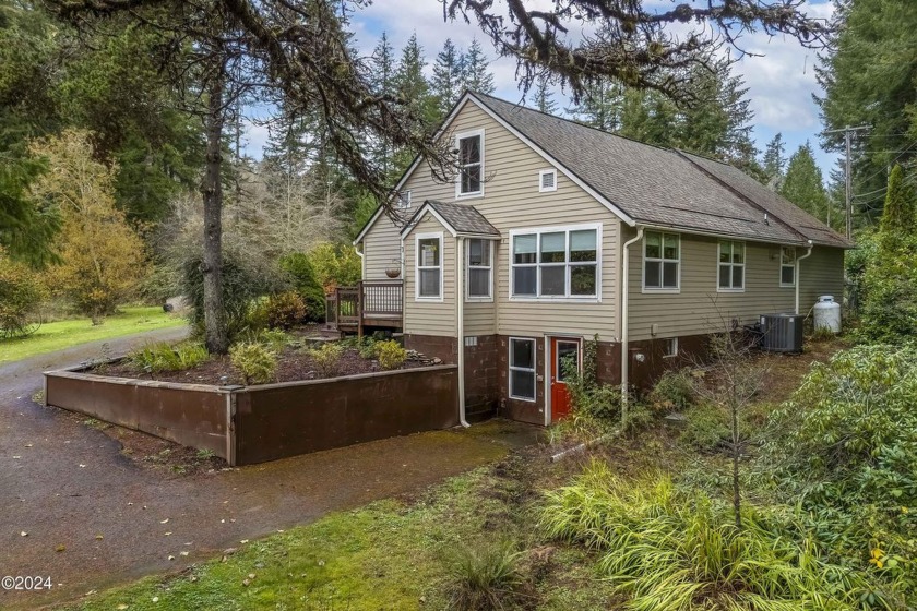 Country charm awaits you in this warm and inviting home. Enjoy - Beach Home for sale in Toledo, Oregon on Beachhouse.com