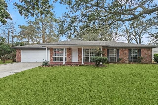Charming home nestled beneath a stunning mature live oak tree - Beach Home for sale in Slidell, Louisiana on Beachhouse.com