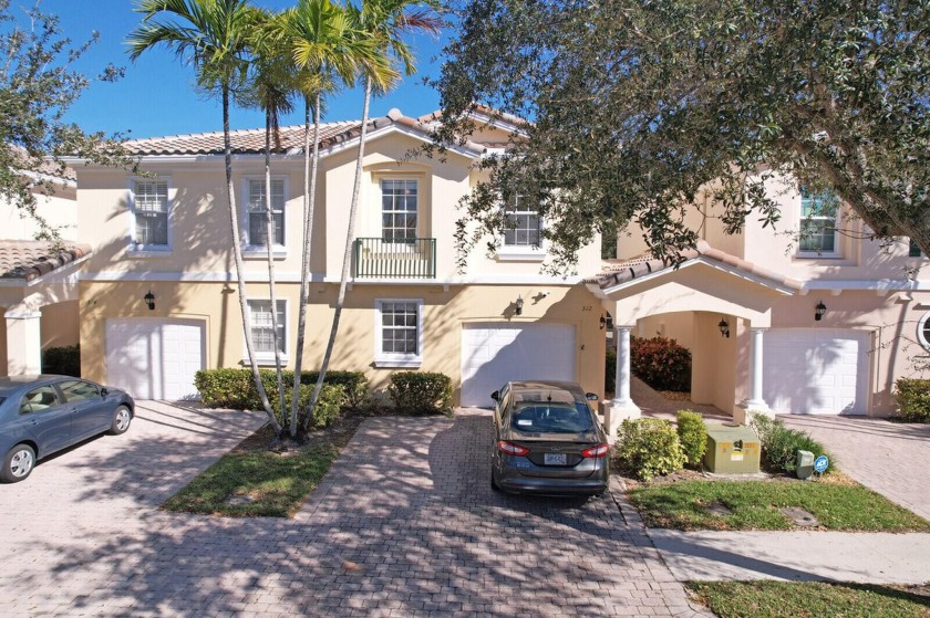 This beautiful, three bedroom two bath two-story townhome is - Beach Townhome/Townhouse for sale in Palm Beach Gardens, Florida on Beachhouse.com