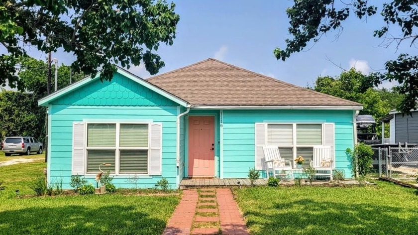 Great coastal cottage. Open living/dining/kitchen for - Beach Home for sale in Rockport, Texas on Beachhouse.com