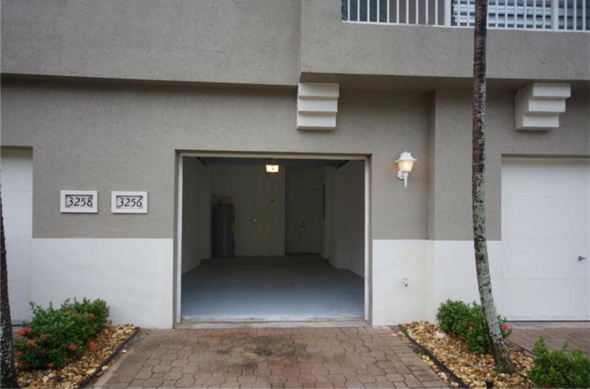 Thousand Oaks!  Beautiful corner unit with stunning lake view! 2 - Beach Townhome/Townhouse for sale in Riviera Beach, Florida on Beachhouse.com