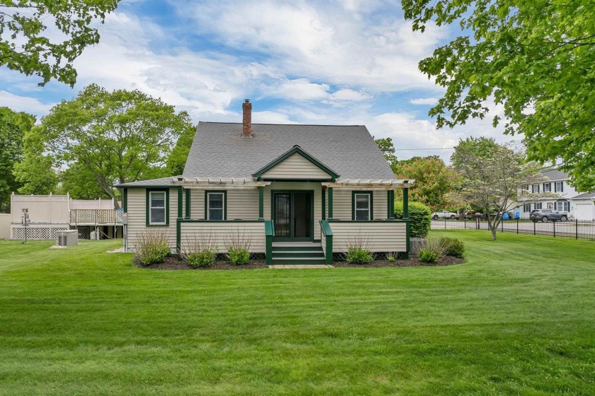 Welcome to 163 Ocean Rd. in Portsmouth, NH. This home is set on - Beach Home for sale in Portsmouth, New Hampshire on Beachhouse.com