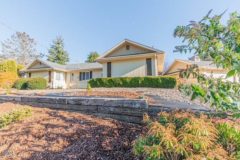 Welcome to this stunning single-level home, where modern - Beach Home for sale in Neotsu, Oregon on Beachhouse.com