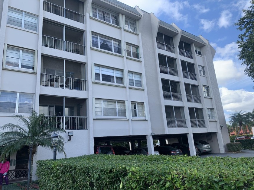 This spacious 4th floor 2/2 condo,overlooking the community pool - Beach Condo for sale in West Palm Beach, Florida on Beachhouse.com