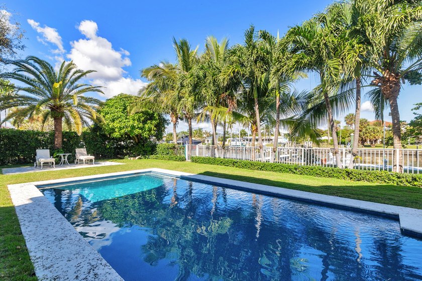 This stunning waterfront property in Lake Worth offers the - Beach Home for sale in Lake Worth Beach, Florida on Beachhouse.com