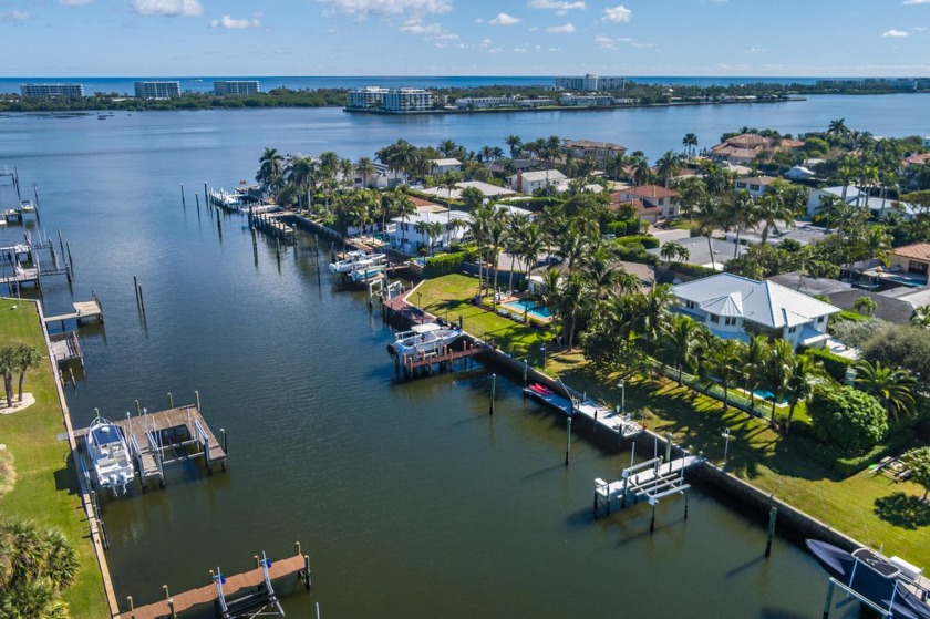 This stunning waterfront property in Lake Worth offers the - Beach Home for sale in Lake Worth Beach, Florida on Beachhouse.com