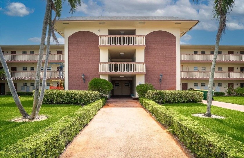 Totally renovated top floor corner unit, located in Hillcrest of - Beach Condo for sale in Hollywood, Florida on Beachhouse.com