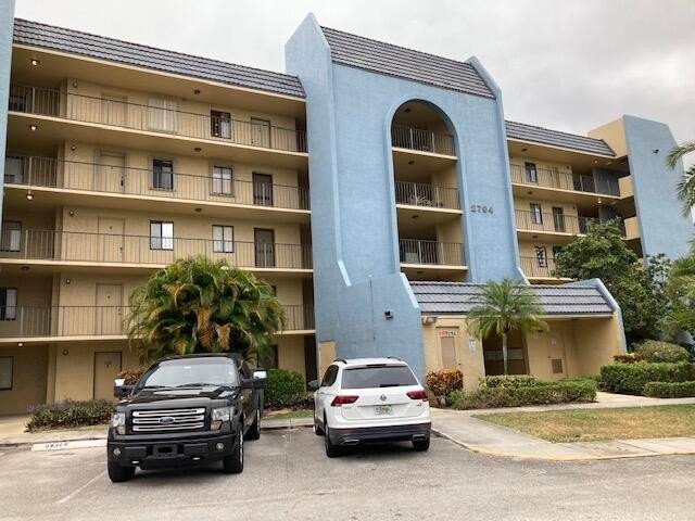 WELL KEPT SPACIOUS AND BRIGHT SECOND FLOOR  1 BEDROOM CONDO WITH - Beach Condo for sale in West Palm Beach, Florida on Beachhouse.com