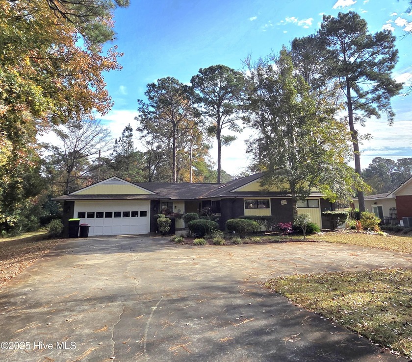 Priced to sell! This 2 Bdrm/2 Ba/2-car garage home features - Beach Home for sale in Carolina Shores, North Carolina on Beachhouse.com