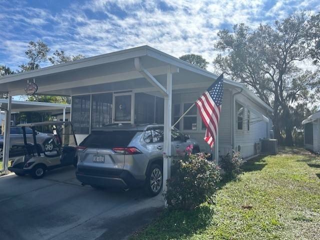 Enchanting 1 bedroom, 1 bath with large Florida room that can be - Beach Home for sale in Ruskin, Florida on Beachhouse.com