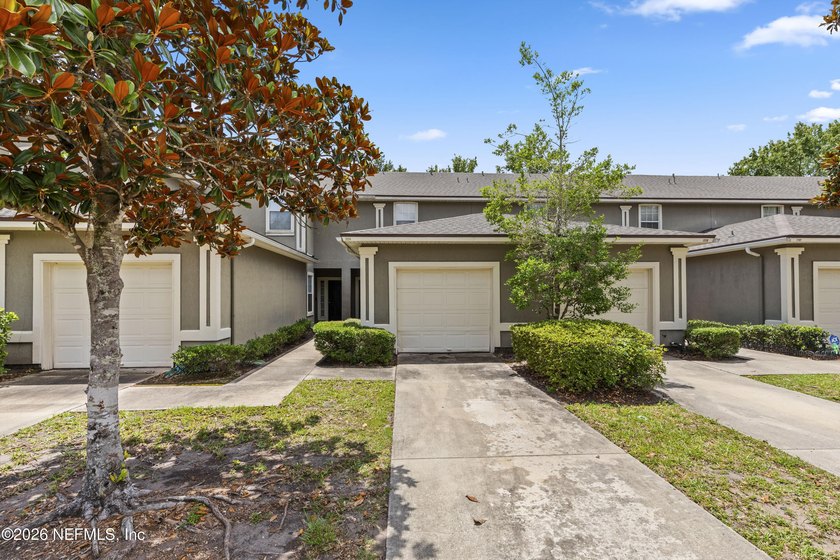 **LAKE VIEWS**CENTRAL LOCATION** Enjoy easy commutes with a - Beach Townhome/Townhouse for sale in Jacksonville, Florida on Beachhouse.com
