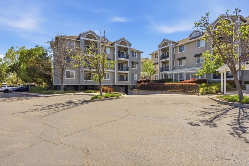 Luxury Living at Woodland Creek. This beautiful 1 bed 1 bath - Beach Condo for sale in East Palo Alto, California on Beachhouse.com