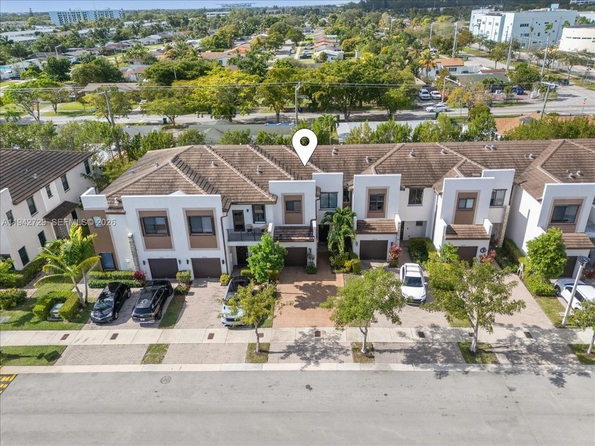 Welcome to this spectacular 3BR/2.5BA lakefront townhouse - Beach Townhome/Townhouse for sale in Miami, Florida on Beachhouse.com