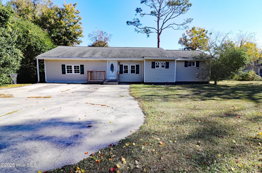 Discover your slice of coastal Carolina paradise in this - Beach Home for sale in Newport, North Carolina on Beachhouse.com