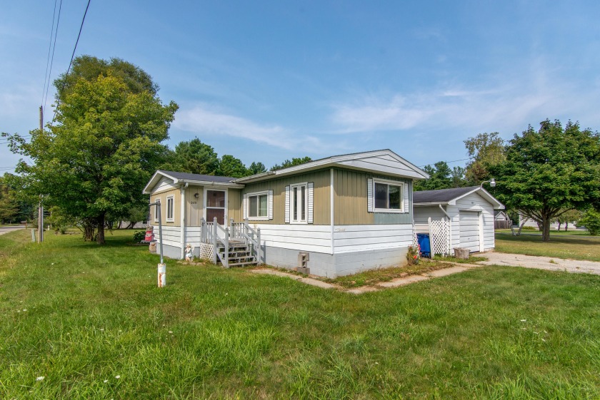 This charming home is situated in a peaceful neighborhood just a - Beach Home for sale in Tawas City, Michigan on Beachhouse.com