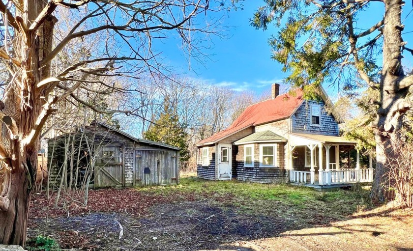 WALK TO THE HARBOR from this level 10,100 sq.ft. quarter acre - Beach Home for sale in Oak Bluffs, Massachusetts on Beachhouse.com