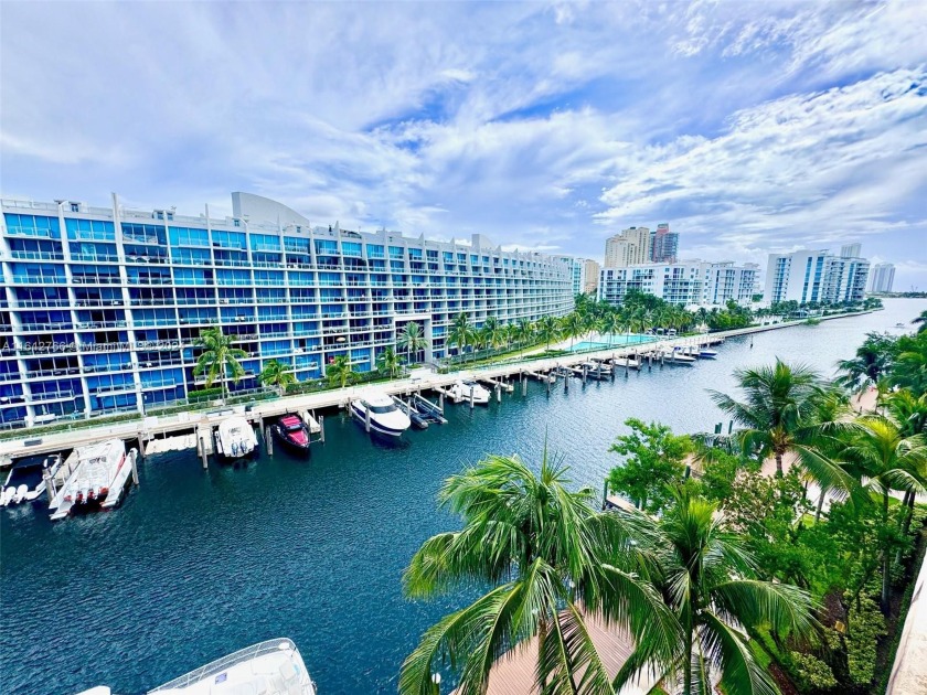 Excellent location in the heart of Aventura! Waterfront  lower - Beach Condo for sale in Aventura, Florida on Beachhouse.com