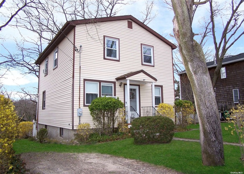 This 5 Bedroom Country Charmer Is Great For The Large Family - Beach Home for sale in Rocky Point, New York on Beachhouse.com
