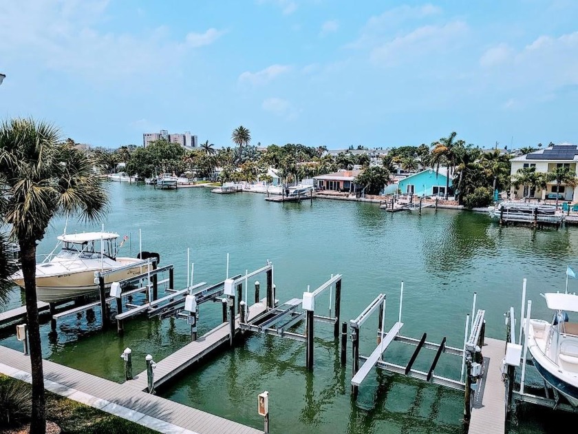 GORGEOUS WATERFRONT TOWNHOME IN THE FAMED INDIAN ROCKS BEACH - Beach Townhome/Townhouse for sale in Indian Rocks Beach, Florida on Beachhouse.com