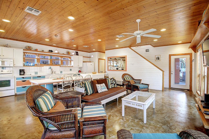 Amazing home with a heated community pool and beach - Beach Vacation Rentals in Port Aransas, Texas on Beachhouse.com