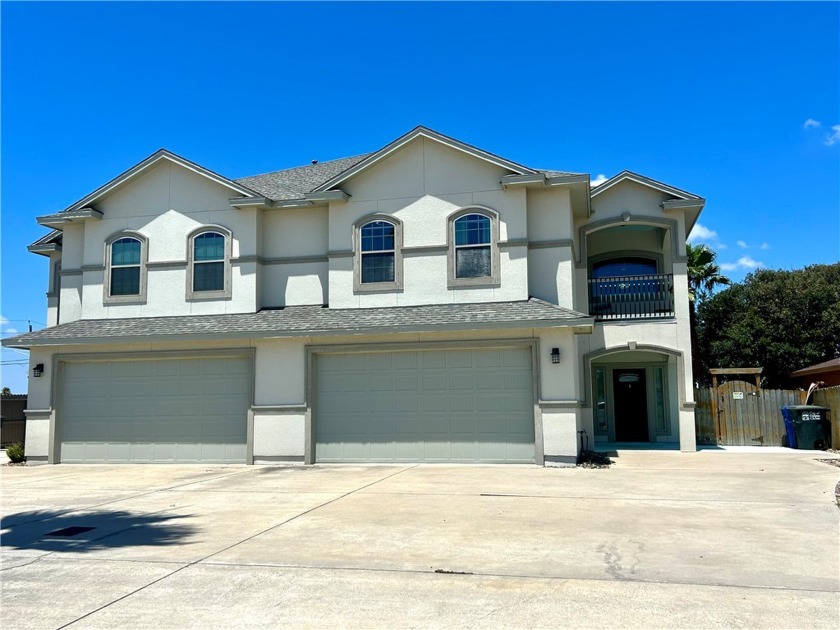 Luxury 3 bedroom townhome with a garage and nestled on a canal! - Beach Townhome/Townhouse for sale in Corpus Christi, Texas on Beachhouse.com