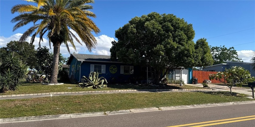 LOCATION LOCATION! Well maintained home with updated interior - Beach Home for sale in Seminole, Florida on Beachhouse.com