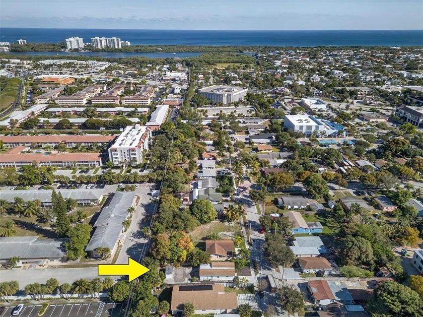 EAST BOCA LOCATION! ZONED R-2 AND NO HOA! VERSATILE 2 BEDROOM, 2 - Beach Home for sale in Boca Raton, Florida on Beachhouse.com