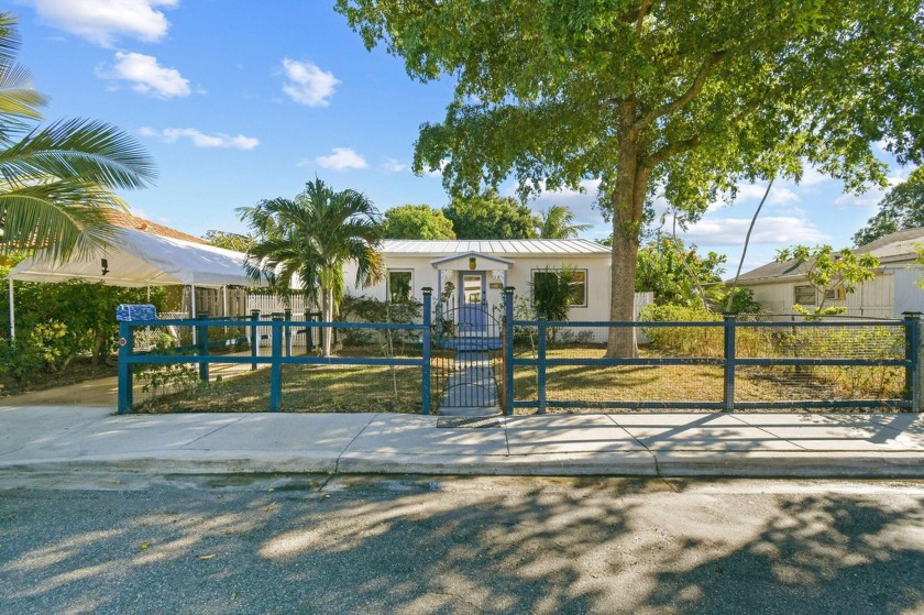 HISTORIC LAKE WORTH BEACH DREAM COTTAGE with all of the - Beach Home for sale in Lake Worth Beach, Florida on Beachhouse.com