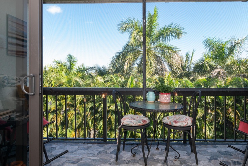 Beautifully updated top floor 2 bedrooms 2 baths unit with - Beach Condo for sale in West Palm Beach, Florida on Beachhouse.com