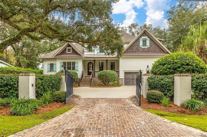 Stunning Southend home set on expansive double lots, less than - Beach Home for sale in Saint Simons, Georgia on Beachhouse.com