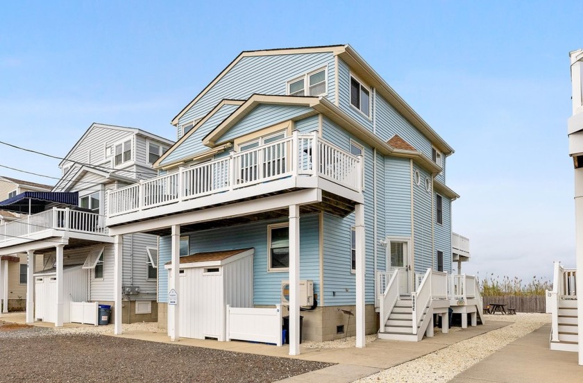 Oh so Sea Isle.  Make this Sea Isle townhouse your beach home! - Beach Townhome/Townhouse for sale in Sea Isle City, New Jersey on Beachhouse.com