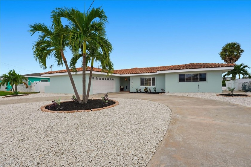 Welcome to your WATERFRONT dream home in the Pasadena Golf Club - Beach Home for sale in St. Petersburg, Florida on Beachhouse.com