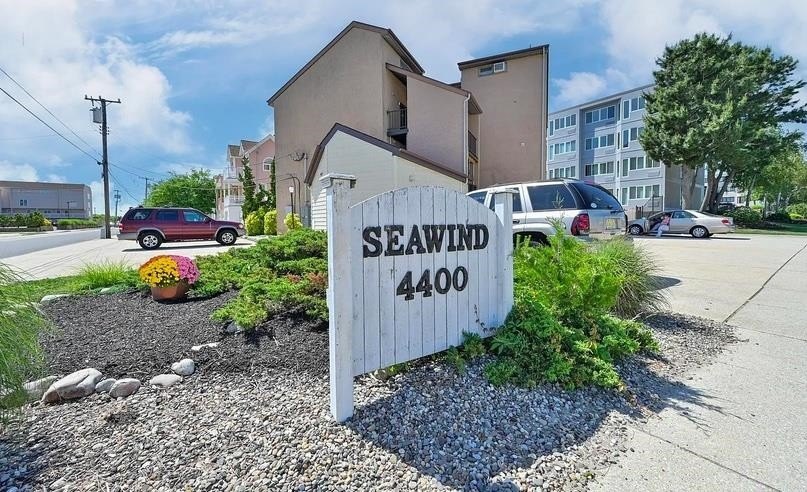 AFFORDABLE BEACH BLOCK with POOL!!  Pets allowed. HOA ONLY - Beach Condo for sale in Brigantine, New Jersey on Beachhouse.com