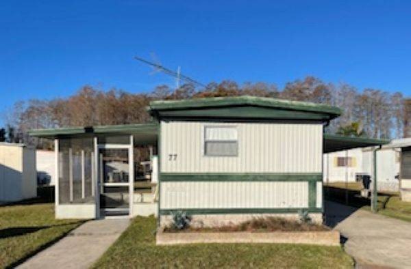 Enjoy relaxed Florida living in this charming 56' single-wide - Beach Home for sale in Tarpon Springs, Florida on Beachhouse.com