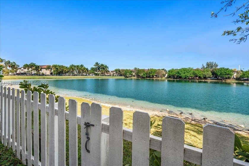 Beautiful 3-bed, 2 1/2 -bath lakefront townhome in the gated - Beach Townhome/Townhouse for sale in Homestead, Florida on Beachhouse.com
