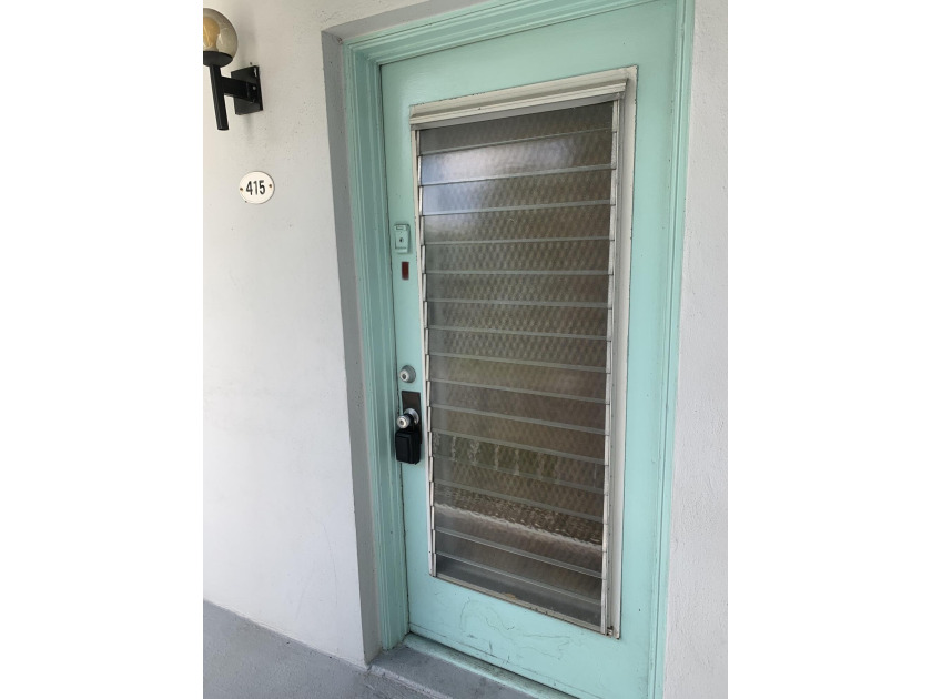 This corner unit in Kings Point, Delray Beach, offers a bright - Beach Condo for sale in Delray Beach, Florida on Beachhouse.com