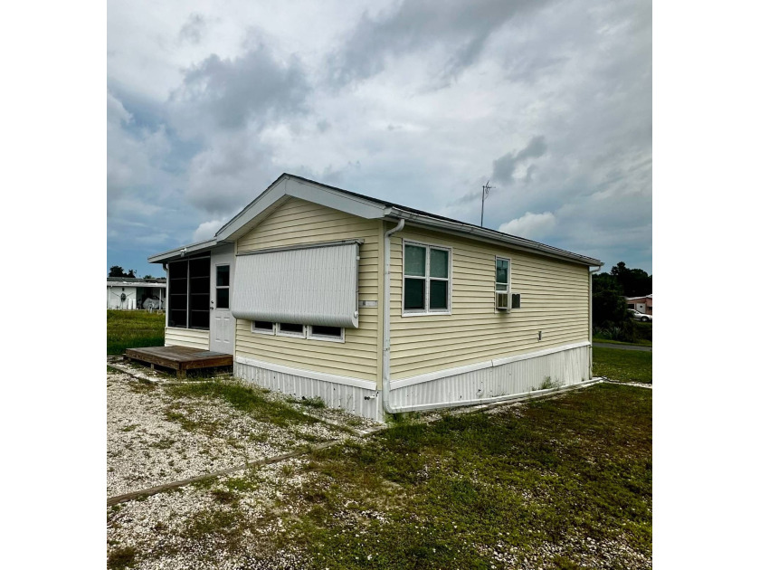 Welcome to this appealing ONE BEDROOM ONE BATHROOM mobile home - Beach Home for sale in Hudson, Florida on Beachhouse.com