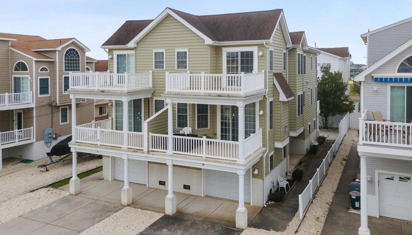 TURNKEY! Don't miss out on this beautiful 5 bedroom, 3.5 bath - Beach Townhome/Townhouse for sale in Sea Isle City, New Jersey on Beachhouse.com