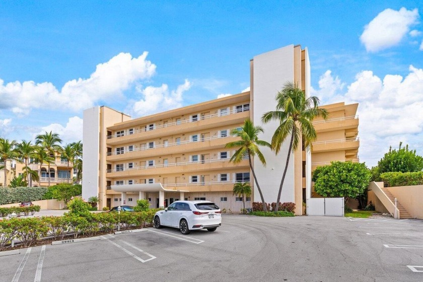 Welcome to this beautiful 2-bedroom, 2-bathroom condo that - Beach Condo for sale in Highland Beach, Florida on Beachhouse.com