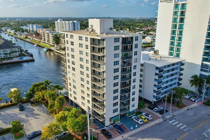 Restaurants, Nightlife, Shops, Salons, Cafes and the Water Taxi - Beach Condo for sale in Fort Lauderdale, Florida on Beachhouse.com