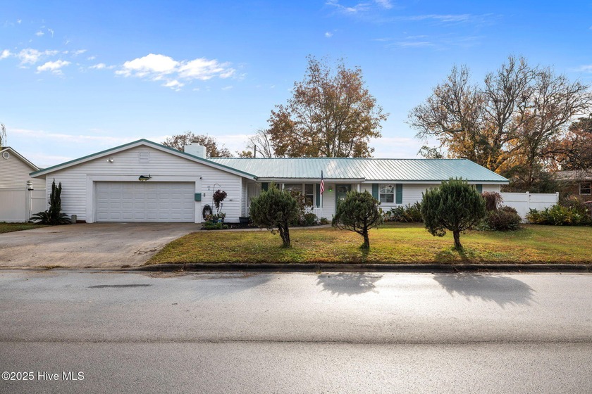 This charming single level home comes mostly furnished! Washer - Beach Home for sale in Morehead City, North Carolina on Beachhouse.com